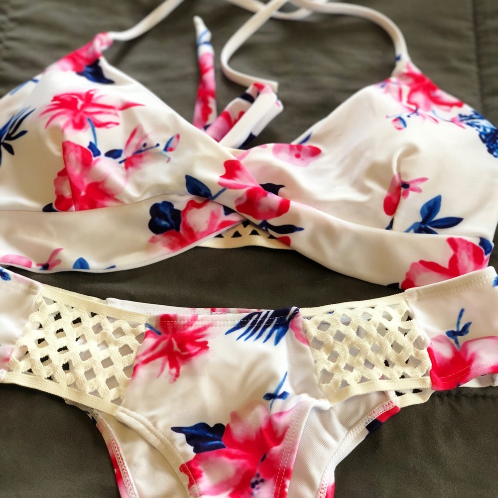 NWOT white & pink floral bikini bottoms!
